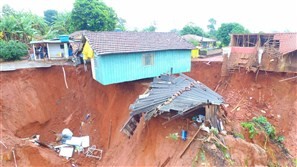 Cratera com mais de 15 metros de profundidade, causada por excesso de chuva, “engole” duas casas na zona rural de Cianorte